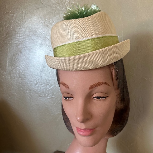 CHARMING DESIGNER 1950s' CREAM STRAW HAT + GREEN BAND & "CELLOPHANE" POM POM